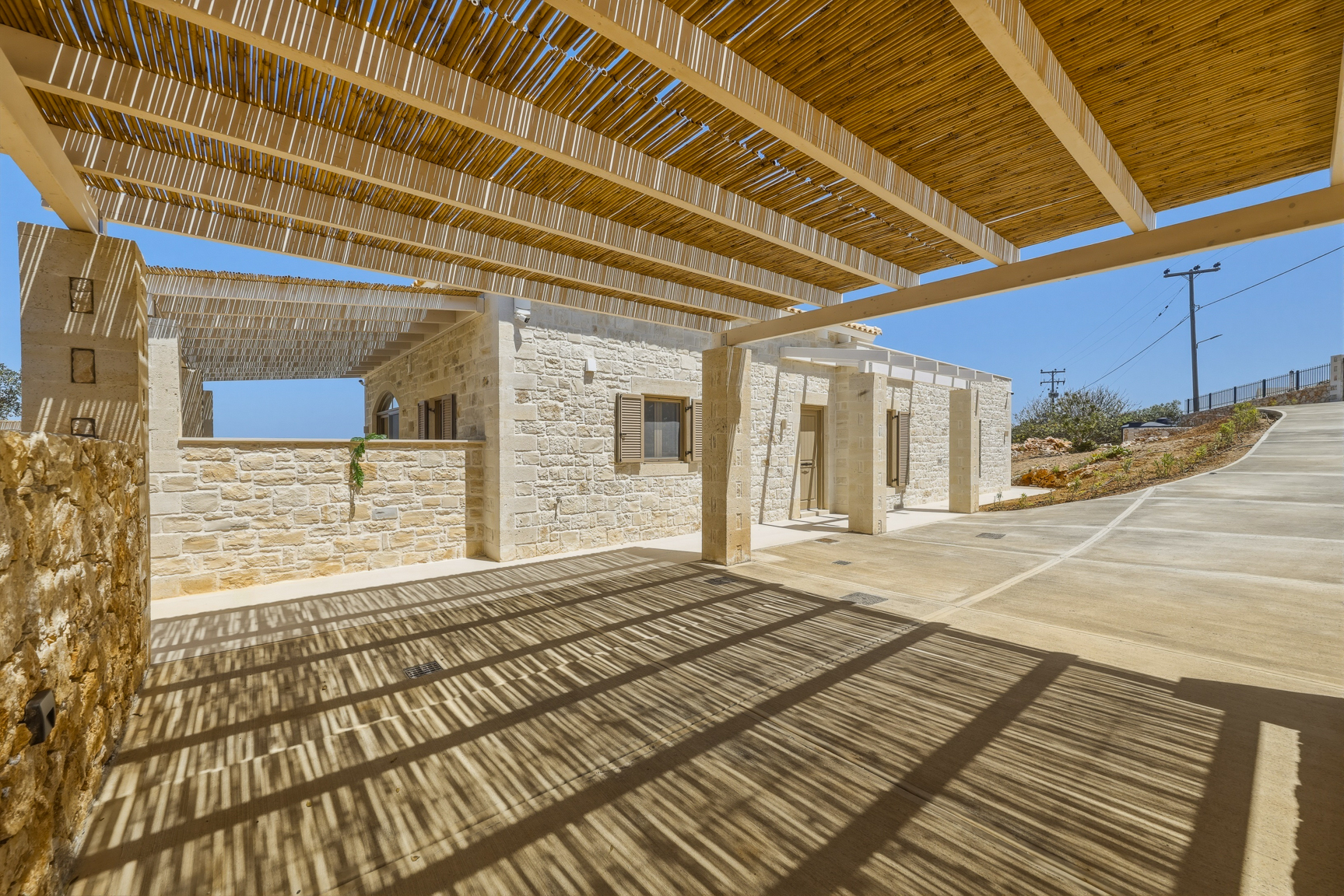 Doppel-Carport und Zugang zur Villa unter der Pergola