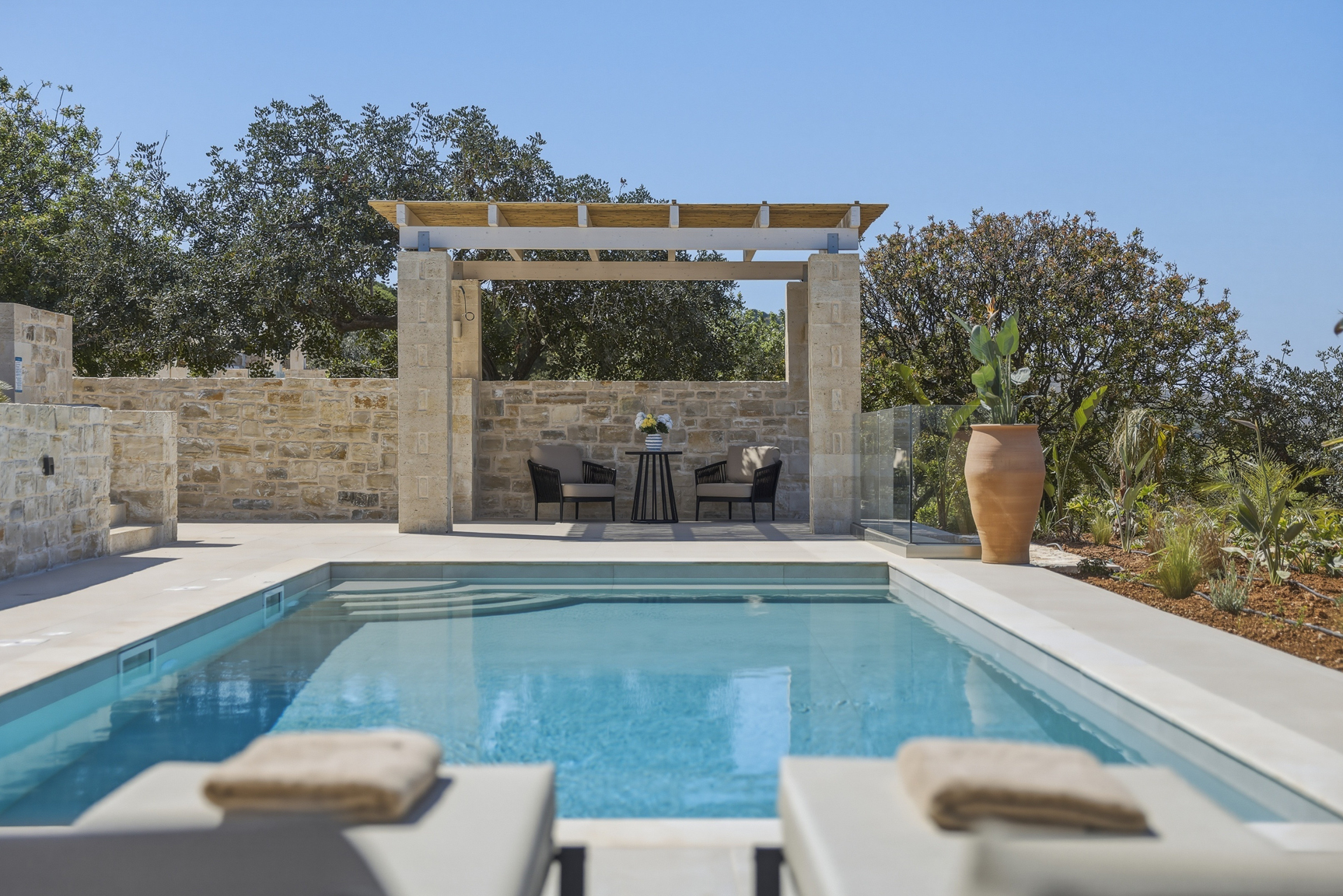 Salzwasserpool der Villa Selene mit Pergola und Steinmauer
