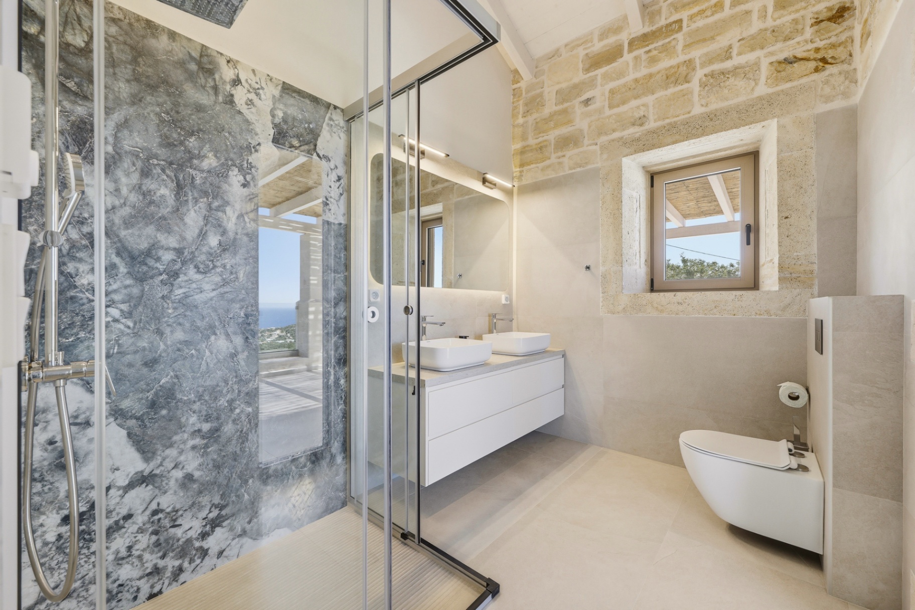 Master-Bad mit Marmor-Regendusche und Meerblick