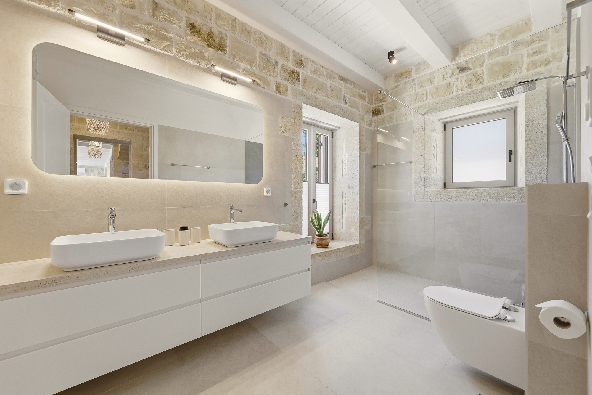 Familienbad mit Doppel-Waschtisch und Walk-in-Dusche