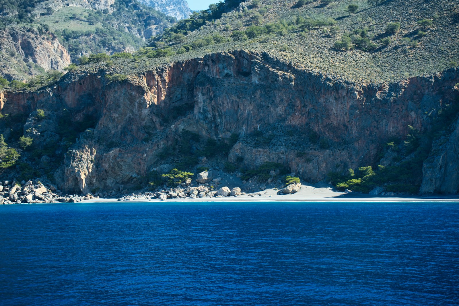 Langer Sandstrand von Episkopi vor Bergkulisse