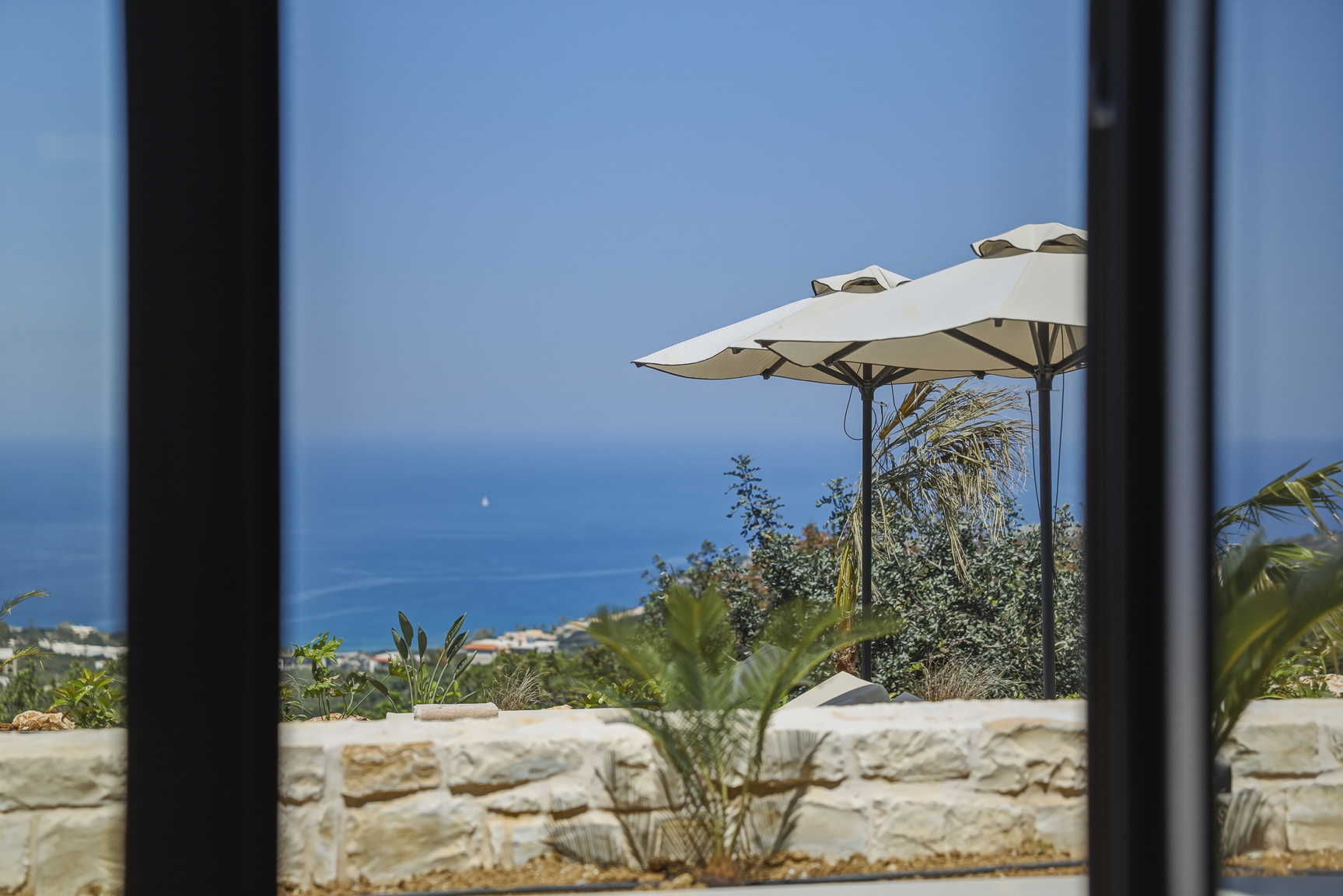 Blick durch das Panoramafenster zum Meer