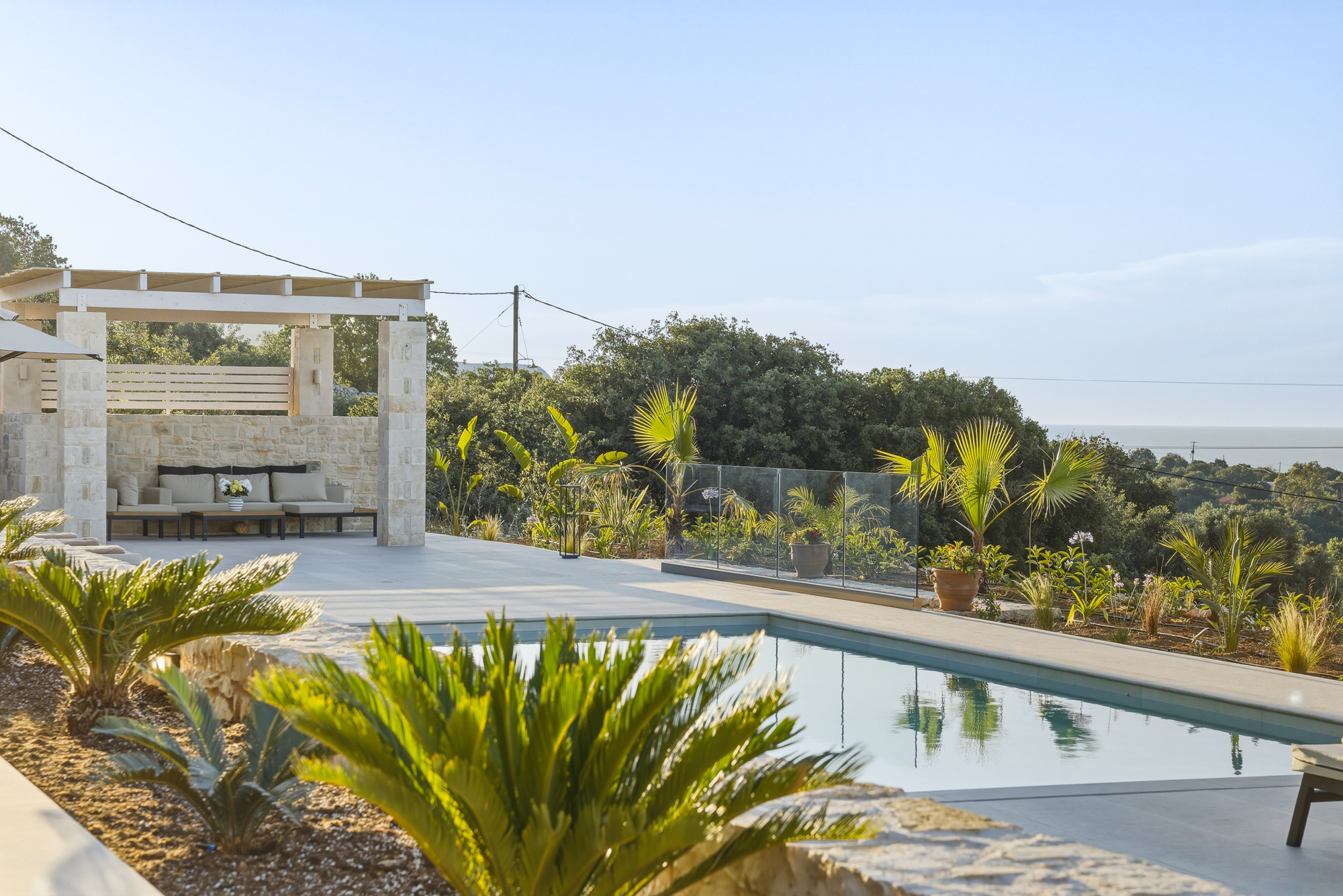 Salzwasserpool der Villa Pan mit Pergola und Meerblick