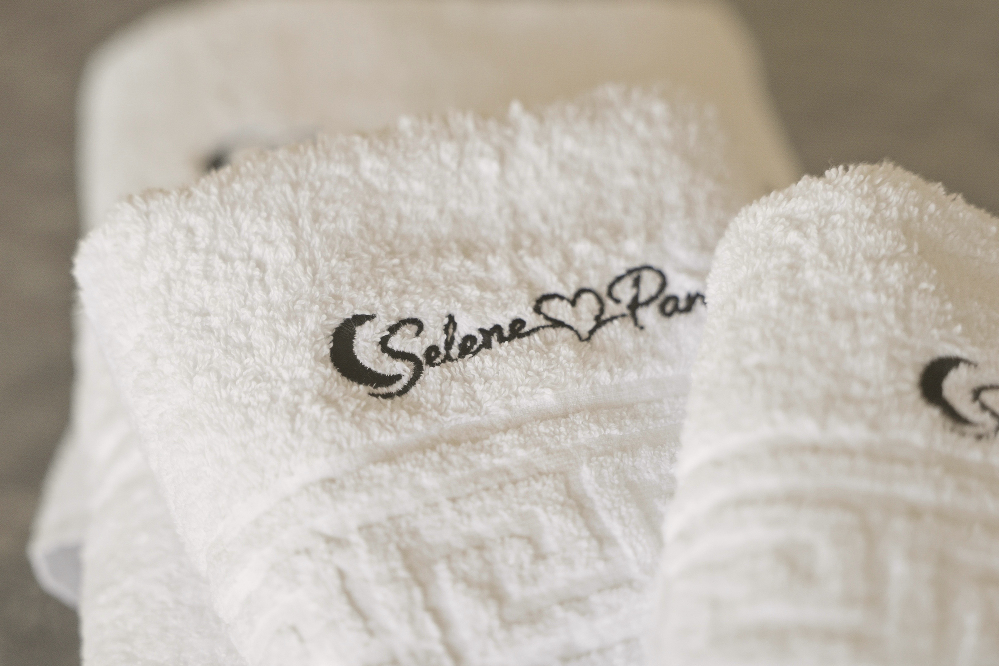 Weißes Handtuch mit besticktem Selene ♥ Pan Schriftzug